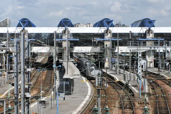 Estação de trem com muitos cabos elétricos — Fotografia de Stock