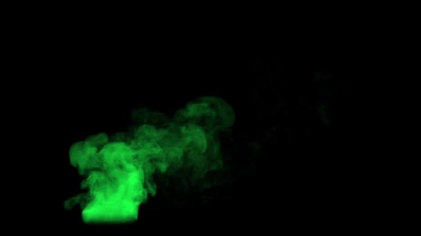 低密度的有毒绿色烟雾在有阿尔法通道的黑色背景下缓慢移动 — 图库视频影像