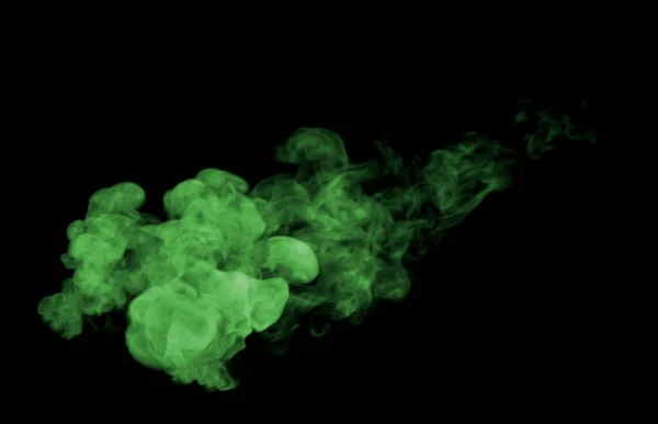 黒の背景を持つ煙霧と非常に渦巻く緑の毒性中煙雲のトップビュー — ストック写真