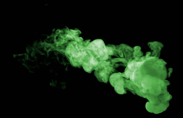 霧の底の眺めと黒の背景を持つ非常に渦巻く緑の毒性の長い煙雲 — ストック写真