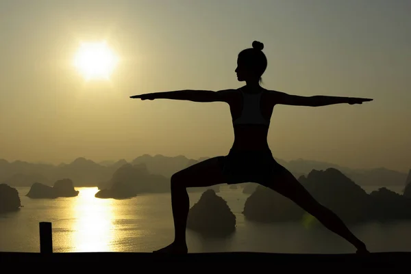 Frauensilhouette Yoga Krieger Pose Bei Sonnenuntergang Mit Halong Bay Und — Stockfoto
