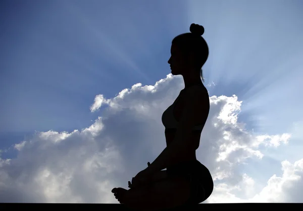 Frau Seite Silhouette Yoga Easy Meditating Pose Mit Sonnenstrahlen Durch — Stockfoto