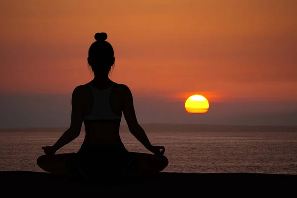 Silueta Mujer Yoga Fácil Meditación Pose Atardecer Con Océano Tranquilo — Foto de Stock