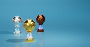 Parlak Golf Topu Altın Gümüş ve Bronz Kupalar Yumuşak açık mavi arkaplan