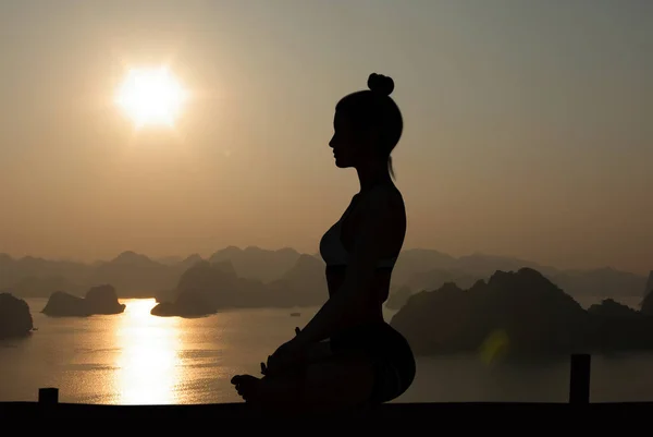 Woman Side Silhouette Yoga Easy Meditating Pose Sunset Halong Bay — Stockfoto