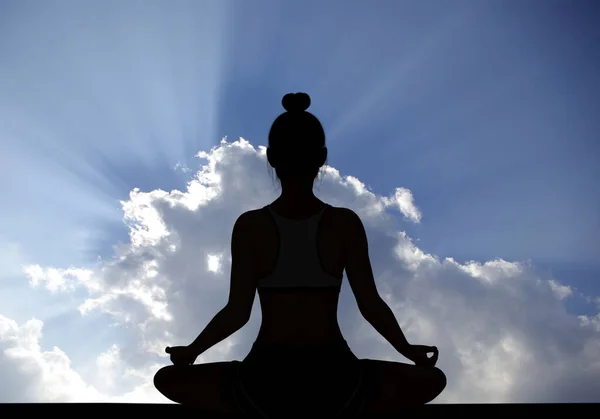 Woman Silhouette Yoga Easy Meditating Pose Rays Sunlight Cloudy Sky — Stockfoto
