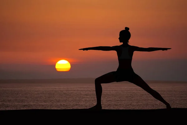 Woman Silhouette Yoga Warrior Pose Sunset Quiet Ocean Background — Stockfoto