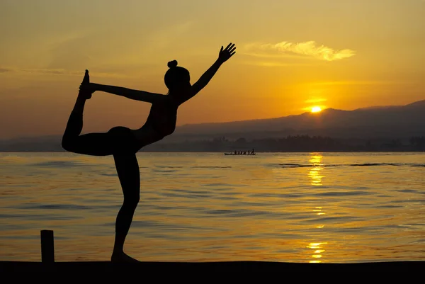 Woman Silhouette Yoga Dancer Pose Sunrise Very Quiet Ocean Background — Stockfoto