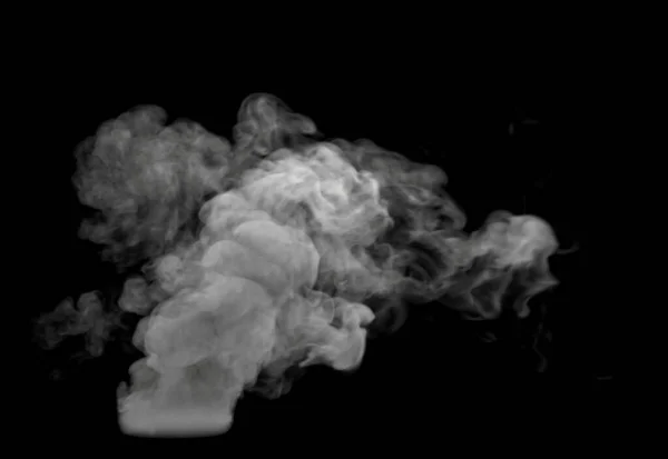 知恵と黒の背景を持つ非常に渦巻く白い中型の煙雲 — ストック写真