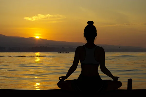Frauensilhouette Yoga Easy Meditating Pose Bei Sonnenaufgang Mit Sehr Ruhigem — Stockfoto