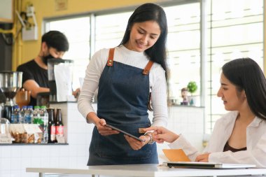 Kafe gişesinde tablet ekranlı, servis hizmeti veren içecek menüsü. Tasarım görüntülemek için boş alan.