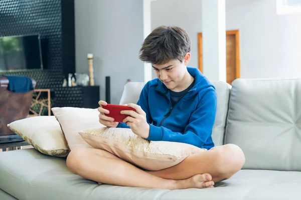 Jongen Speelt Online Spel Smartphone Thuis — Stockfoto