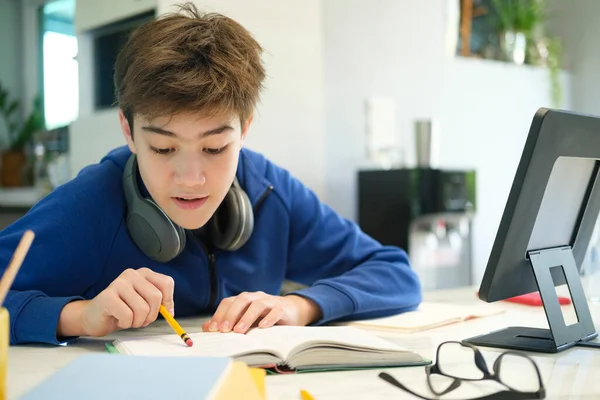 Online Onderwijs Afstand Een Schooljongen Studeert Thuis Doet Huiswerk School — Stockfoto