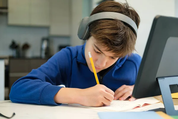 Kształcenie Online Odległość Uczeń Uczy Się Domu Odrabia Lekcje Uczenie — Zdjęcie stockowe