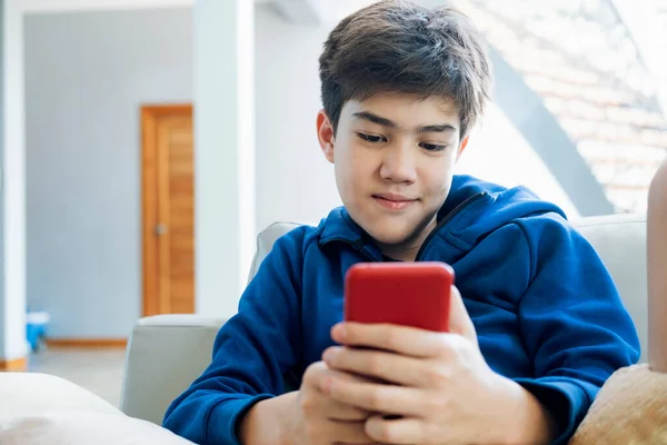 Jongen Speelt Online Spel Smartphone Thuis — Stockfoto