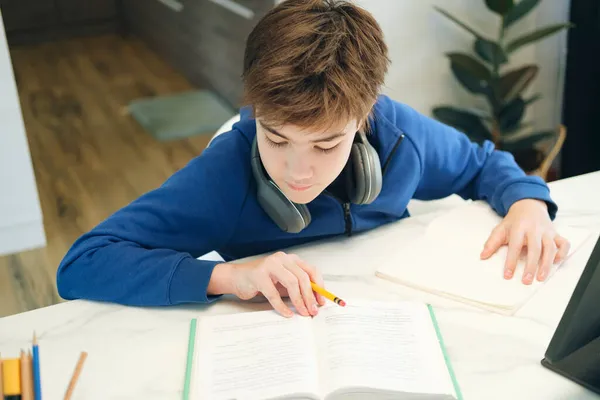 Online Onderwijs Afstand Een Schooljongen Studeert Thuis Doet Huiswerk School — Stockfoto