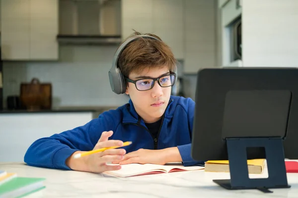 Online Onderwijs Afstand Een Schooljongen Studeert Thuis Doet Huiswerk School — Stockfoto