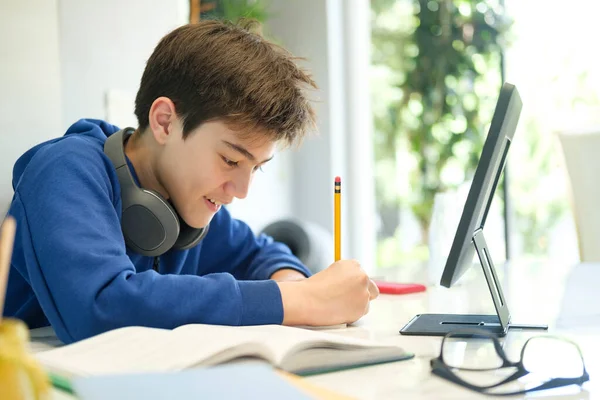 Online Onderwijs Afstand Een Schooljongen Studeert Thuis Doet Huiswerk School — Stockfoto