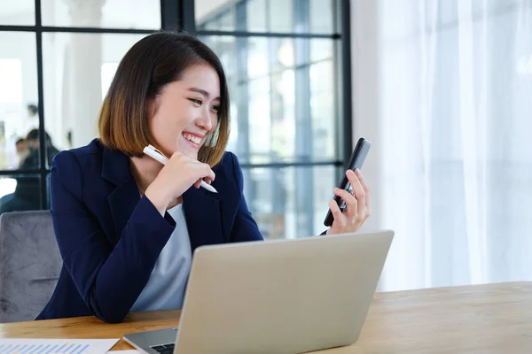 Modern bir iş yerinde çalışan güzel ve zeki bir iş kadınının portresi..