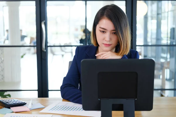 Retrato Una Joven Empresaria Hermosa Inteligente Que Trabaja Una Estación — Foto de Stock