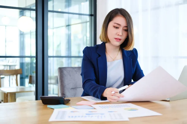 Portrait Beautiful Smart Young Entrepreneur Businesswoman Working Modern Work Station — Stock Photo, Image