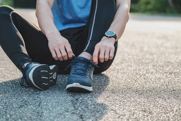 Ung Man Sportkläder Binda Skosnöre Parken Utomhus Idrottsman Löpare Man — Stockfoto