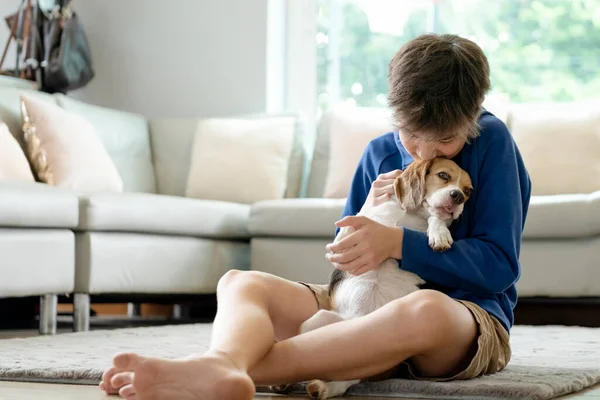 Niño Jugando Con Perro Mascota Casa — Foto de Stock