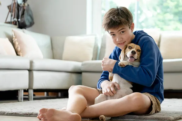 Niño Jugando Con Perro Mascota Casa — Foto de Stock