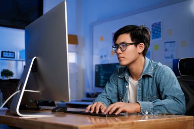 Programcılar ve geliştiriciler yazılım kodluyor ve geliştiriyor.