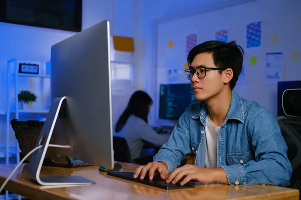 Programadores Equipes Desenvolvedores Estão Codificando Desenvolvendo Software — Fotografia de Stock