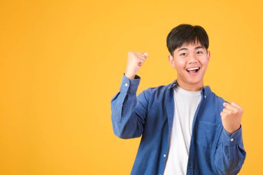 Adam başparmağını kaldırıyor