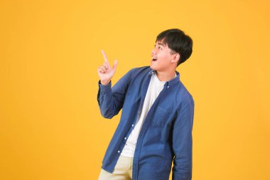 Adam başparmağını kaldırıyor