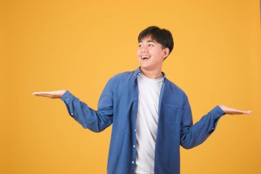 Adam başparmağını kaldırıyor