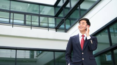 İş adamı cep telefonu kullanıyor.