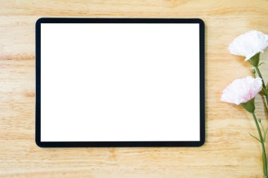 Ofis çalışma masasında dijital tablet modeli