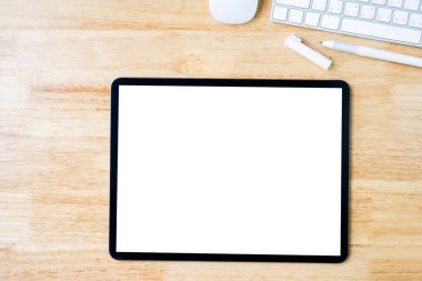 Ofis çalışma masasında dijital tablet modeli