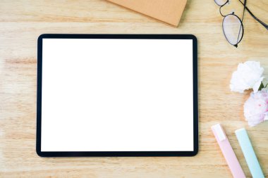 Ofis çalışma masasında dijital tablet modeli
