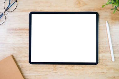 Ofis çalışma masasında dijital tablet modeli