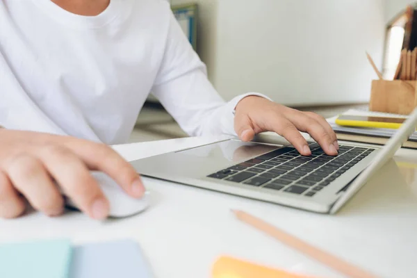 Zbliżenie Ręka Młodego Człowieka Pracującego Laptopa Internecie Online Biurku Domu — Zdjęcie stockowe