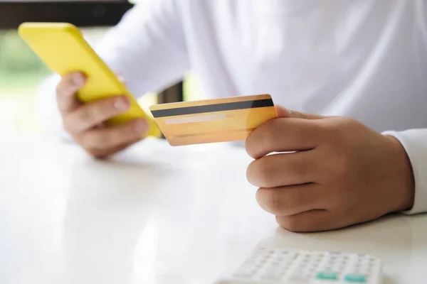 Handhållning Kreditkort Och Mobiltelefon Kreditkortet Förbereda För Kund Och Entreprenör — Stockfoto