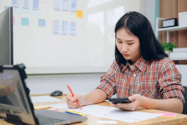 Programmeur Ontwerper Werken Een Software Ontwikkeling Codering Technologieën Mobiele Website — Stockfoto