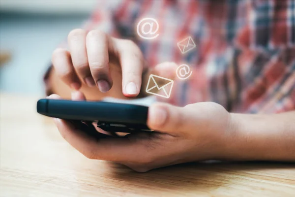 Mujer Joven Usando Teléfono Móvil — Foto de Stock