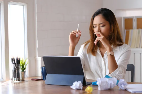 女商人厌倦了工作的压力 闭上你的眼睛 在办公室休息一下 — 图库照片