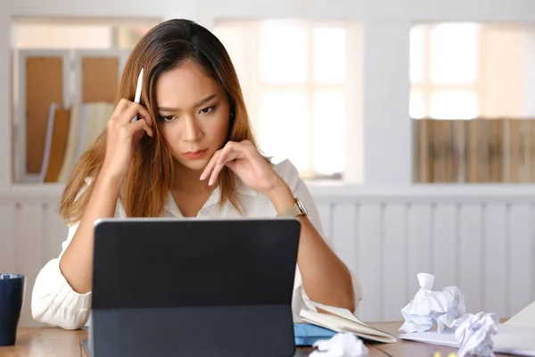 Forretningskvinde Træt Stress Fra Arbejde Luk Øjnene Slap Kontoret - Stock-foto