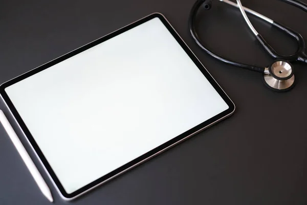 Médecin Avec Ordinateur Tablette — Photo