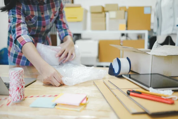 Online Kleinunternehmer Junge Start Unternehmer Online Kleinunternehmer Arbeiten Hause Verpackung — Stockfoto