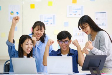 Genç girişimci iş adamları takım çalışması yeni proje yatırımını tartışmak için beyin fırtınası toplantısı