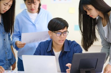 Genç girişimci iş adamları takım çalışması yeni proje yatırımını tartışmak için beyin fırtınası toplantısı