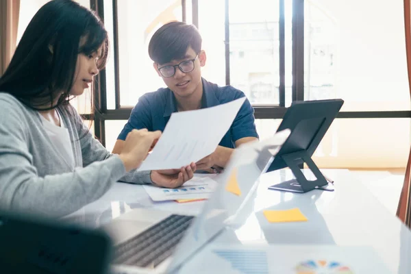 Jonge Startup Zakenmensen Teamwork Brainstorming Vergadering Nieuwe Project Investering Bespreken — Stockfoto