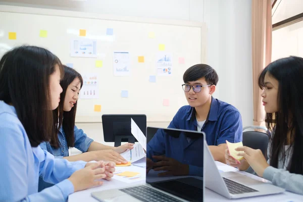 Jóvenes Emprendedores Startups Trabajan Equipo Una Reunión Lluvia Ideas Para —  Fotos de Stock